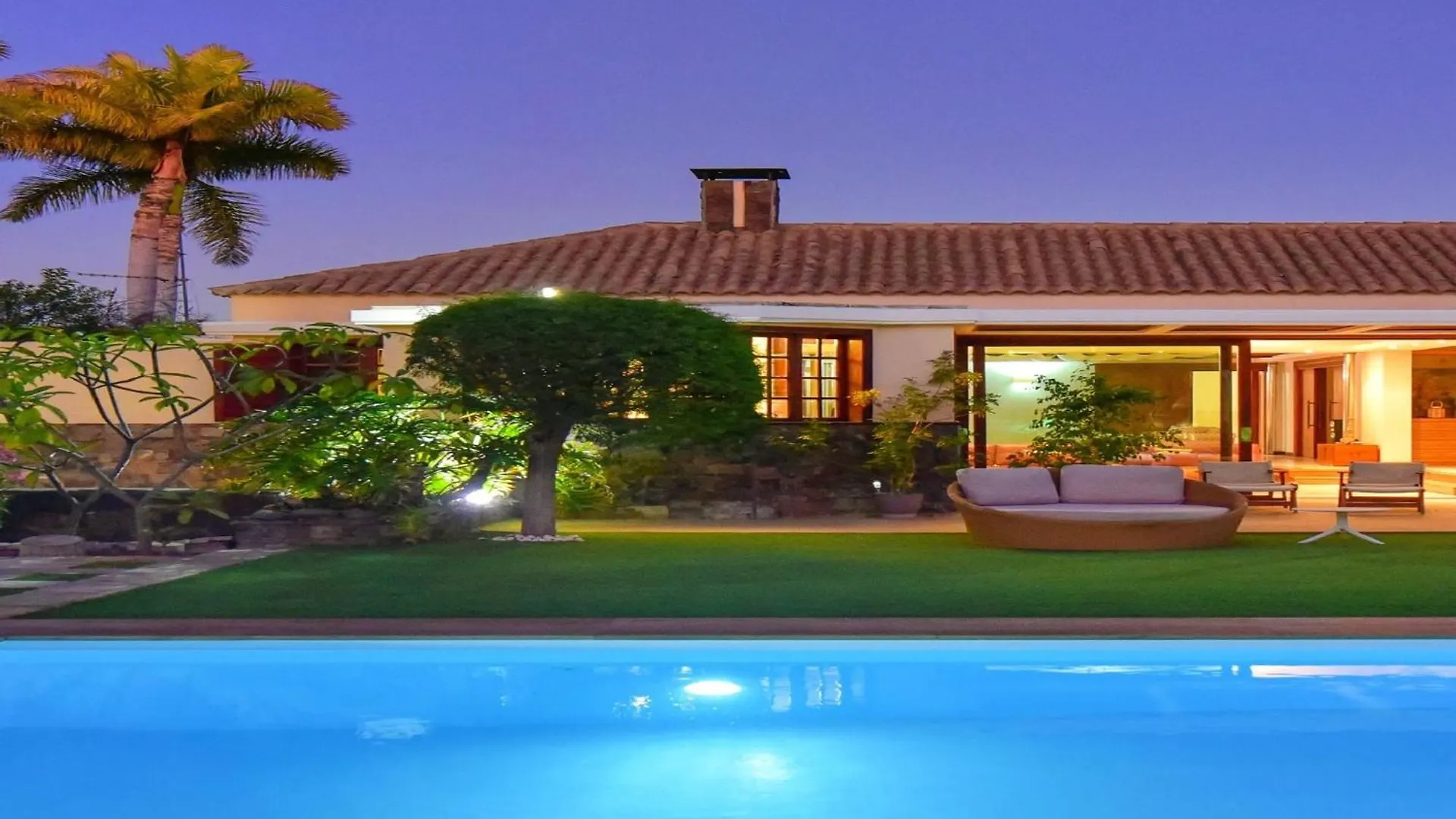 Villa Maspalomas Royale Luxury Retreat In Gran Canaria Private Heated Pool Charming Outdoor Dining Area Bbq Nestled In The Heart Of, لاس بالماس دي غران كاناريا